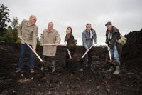 Minister Backhaus (2nd from left) breaking ground at the new sundew cultivation area (Photo: PaludiMed GmbH)