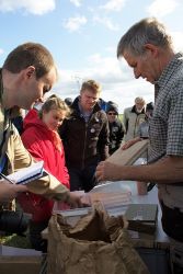 Construction material made from paludiculture biomass is of great interest to the visitors. (Phto: Greta Gaudig)