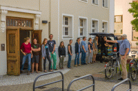 Teamwork: 600 kg Bücher wollen ausgeladen werden.  (Film: T. Dahms)