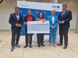 Übergabe der Fördermittel für das Moorzentrum: Bundesumweltminister Carsten Schneider, Susanne Abel (GMC), Rektorin Prof. Dr. Katharina Riedel, Ministerpräsidentin Manuela Schwesig, Bundesfinanzminister Lars Klingbeil (Foto: Tom Kirschey)