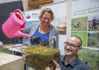 Minister Schulze symbolically rewetting a mini-mire. (Photo: BMU/Espen Eichhöfer)