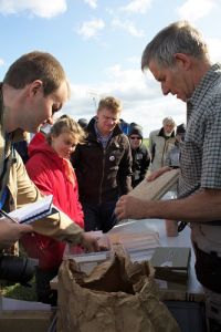 Baumaterialien aus Paludikultur-Rohstoffen sind für die Besucher von großem Interesse (Photo: G. Gaudig)