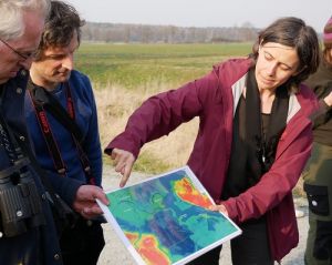 Franziska Tanneberger bei Feldbegehung (Foto: GMC)