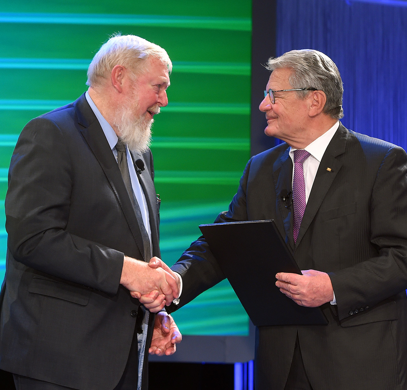Federal President Joachim Gauck presents the “DBU - Honorary Lifetime Achievement Award” to Michael Succow (Photo: DBU)